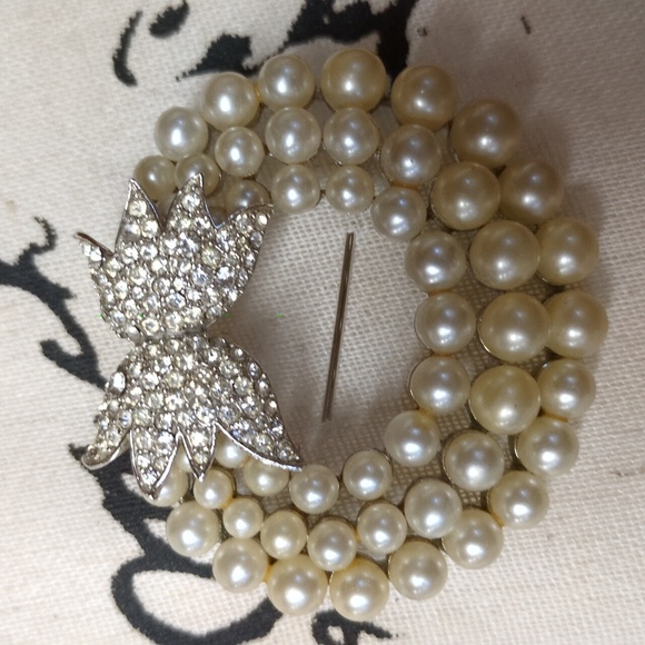 Classic Pearl and Rhinestone Costume Brooch - Picture 7 of 7